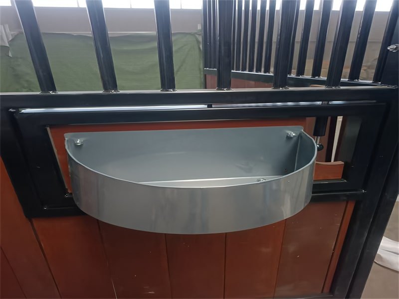 Processing of high-quality horse stables in a factory setting
