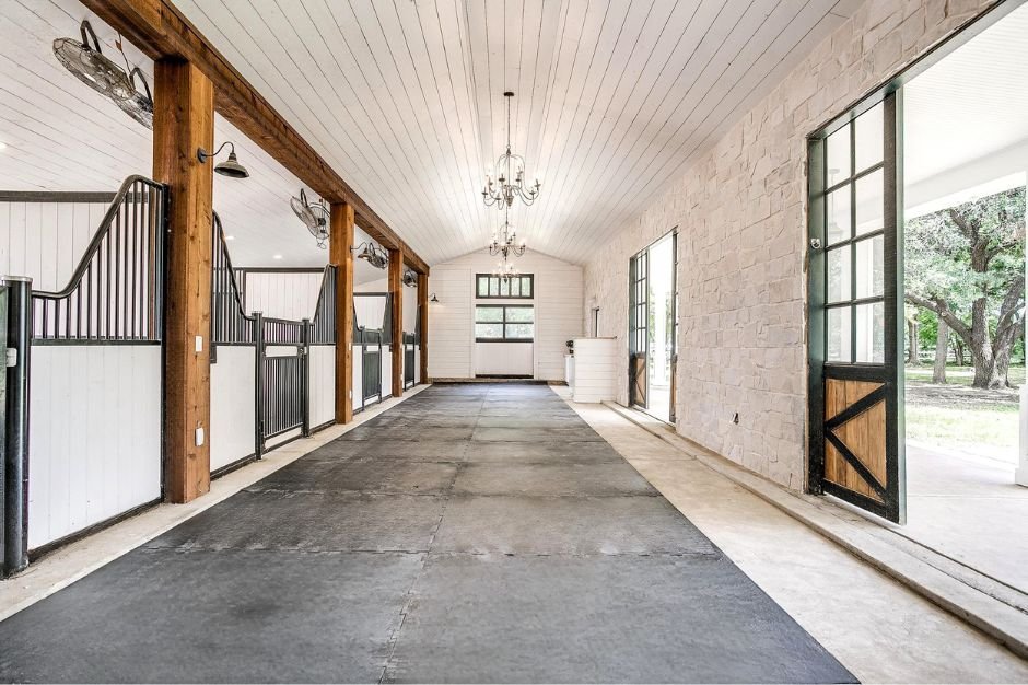 Choosing Interior Horse Stable Wall Materials